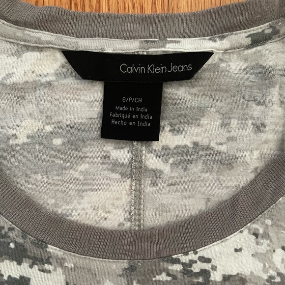 Calvin Klein camo print T-Shirt - Picture 2 of 3
